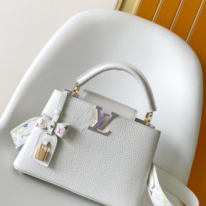 p1300•Taurillon cowhide leather•Cowhide leather trim•Cowhide leather lining•Metal hardware•Flap can be positioned inside or outside•Internal divider•Zippered inner pocket•Inner slip pocket•Key pouch•Padlock•Metal studs